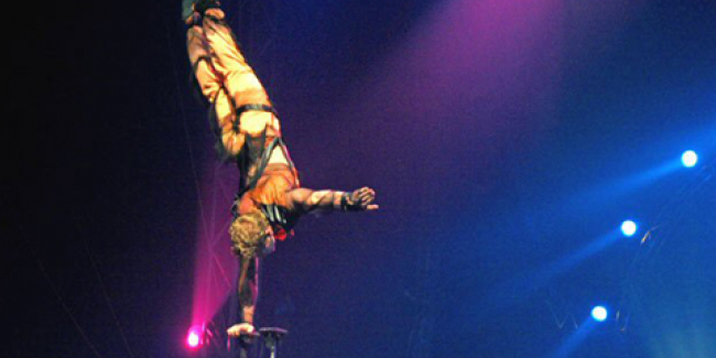 Spectacle Équilibriste équilibre physique artiste événement Maroc