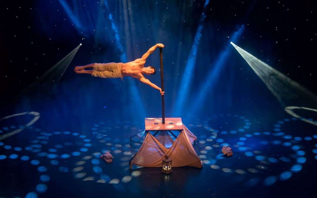 Spectacle Mât Chinois vertical acrobatie aérienne événement Maroc
